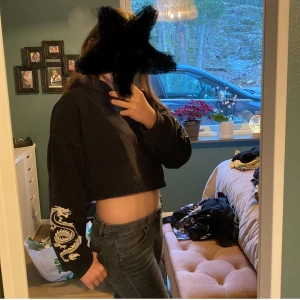 Kort svart tröja med vita detaljer❤️😽🫶🏻 - Svart tröja med luva och vita typ drakar❤️ Den är kort och är i storlek XXS-XS😽 Inga defekter vad jag ser men är använd💕 Är från Lindex🫶🏻