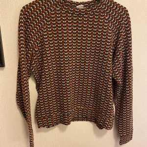 Rutig tröja - Långärmad rutig tröja! Bra skick. Storlek M. Finns på andra sidor också 🥰