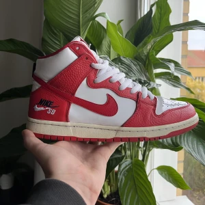 Nike Sb Dunk High - Nike Sb Dunk High "Future court red" (sällsynt) -Size 10/44 EU -Ett väldigt sällsynt par som släpptes 2017! -Väldigt fint skick! Orginal fotsulor och laces, dock saknas orginallådan-Om du har fler frågor eller funderingar så skriv gärna ett meddelande!