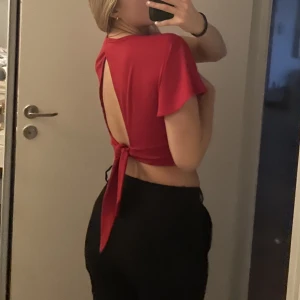 Topp  - Jättefin topp i stolek s i en jättefin röd färg , perfekt nu till jul💗