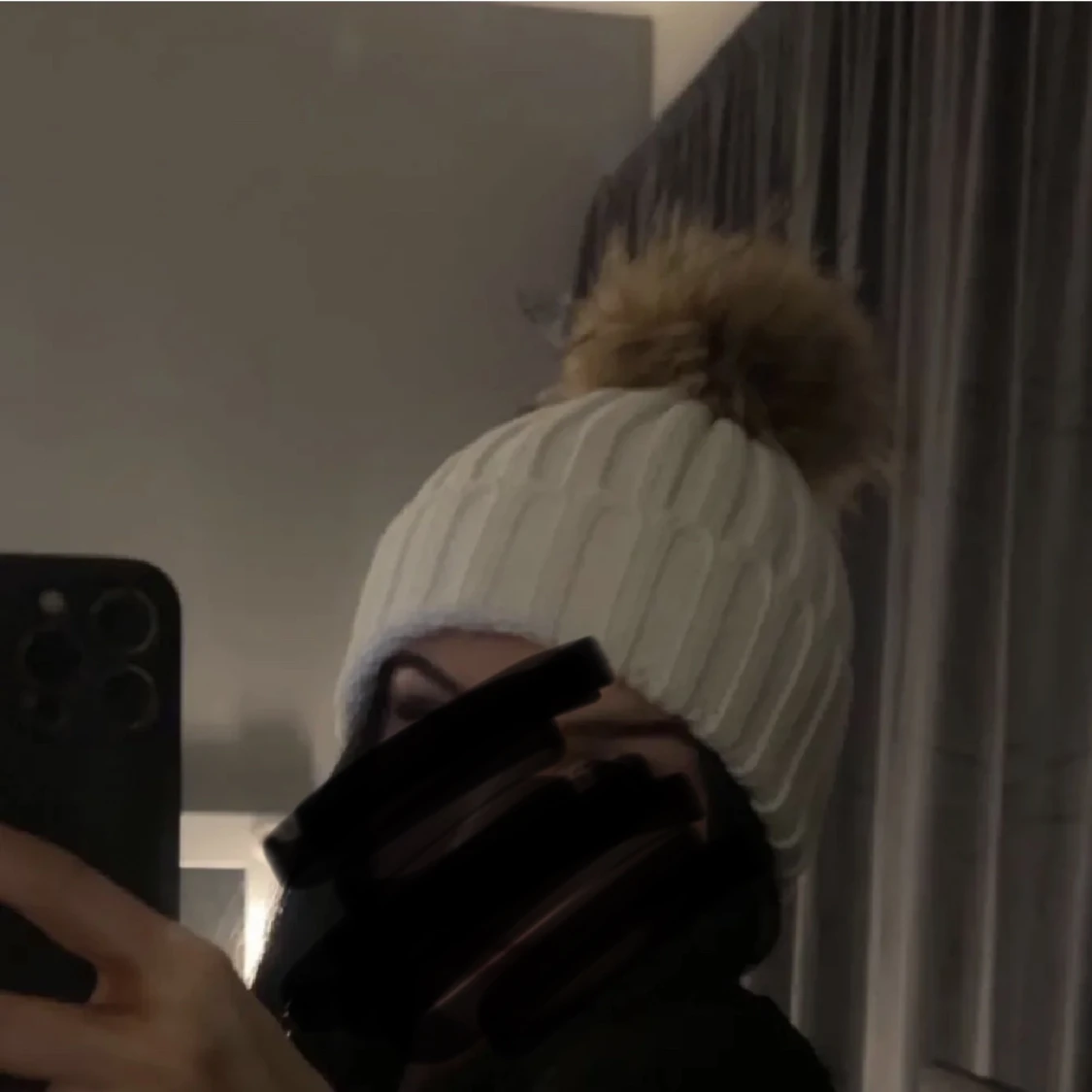 Vit äkta pälsboll mössa