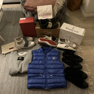 Grisch kläder - Tja har fått in en del kläder och skor, allt från moncler, Prada, Valentino och Stone island osv. Skriv privat för storlekar, skick och pris. MVH Simon 