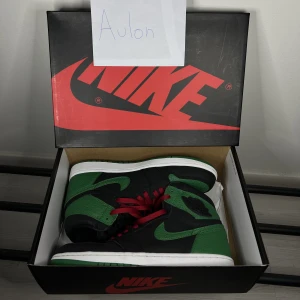 Jordan - Jordan 1 highs storlek 44.5, cond 9.5, pris 2300+frakt eller kom pm med bud.