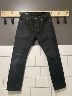 Levi’s Jeans - Några as feta svarta levis 501, skicket på jeansen är 7/10. Ny priset är cirka 750-1100, vårt pris 349 kr! 30/32 i storlek och är bra i storleken. Hör av dig vid minsta fråga!
