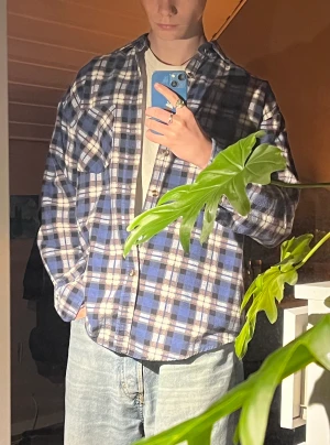 Flanell skjorta blå och brun - En mysig flanell skjorta i ull som passar perfekt till höst och vinter med dess blå och bruna färger.  Passtorleken är S-M om man vill ha den oversized, men bör funka till L också. Skjortan är i mycket fint skick.