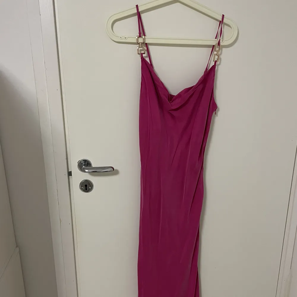 Helt ny klänning Knallrosa färg med fina guld detaljer Blixtlås Ursnygg passform. Klänningar.