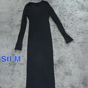 En svart ribbad långklänning från Gina tricot, stl M. använd 1-2 gånger🥰