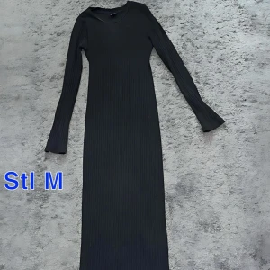 Svart Långklänning från Gina tricot - En svart ribbad långklänning från Gina tricot, stl M. använd 1-2 gånger🥰
