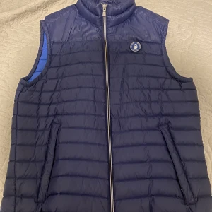 Sail Racing Väst - Säljer min Sail Racing väst som jag har använt ett fåtal gånger, då jag ångrade mig i efterhand och kunde inte lämna tillbaka. Nypris 2000