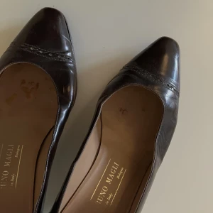 Klackskor  - Mina absoluta favoriter, vintage klackskor från det italienska märket Bruno Magli. Välgånget nötta, adderar till dess charm i min mening! Strl 38 men jag skulle säga att de är 39. Äkta läder.