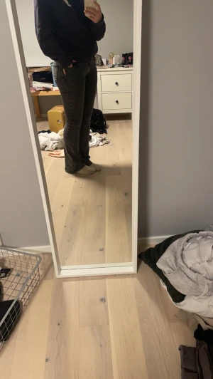 Gina Tricot Byxor  - Sälger mina Gina Tricot lowwaist bootcut. Lite använda och inga märken. För stora. Kjöpt för 499kr