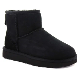 Svarta UGGs - Säljer mina svara äkta uggs classic modell. Stl 39. Köpta i början av året men knappt använt då dom är lite stora. Bild  skickas vid intresse. Nypris ca. 2 199 kr
