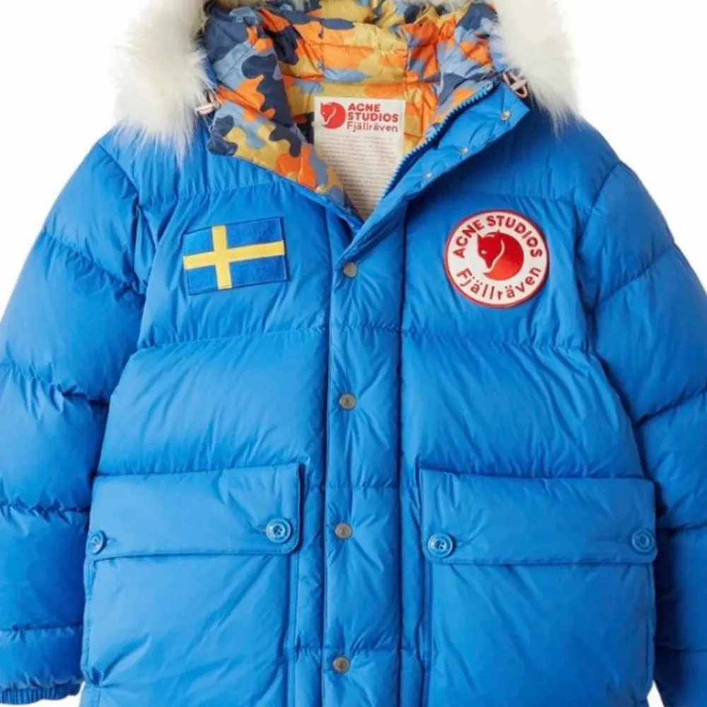 Winter jacket from Acne studios in collab with Fjällräven, size XS, one small hole on left arm. Easily fixable! Purchased for 11.990kr. Jackor.