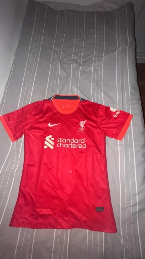 Liverpool tröja 21/22 - Liverpool tröja från säsongen 21/22 i storlek S😁 Priset kan diskuteras😀 Hör av dig vid fler frågor /Filip