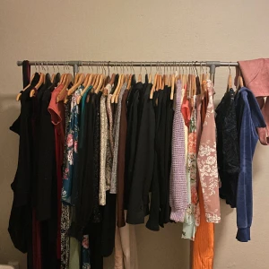 KLÄDER - Klänningar, toppar och tvådelade outfits i gott skick. Storlek XS-S