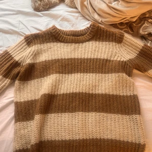 Stickad tröja - Jättesöt stickad tröja som är i storlek XL skulle mer säga att det är en M/S. Nypris 400kr mitt pris 150kr ❤️