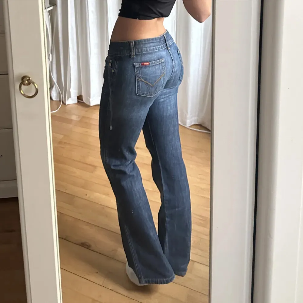 low waist jeans med detalj köpta från plick men var för små för mig! mått: innerbenslängd 81, midjemått 82 🩷(lånade bilder skriv för fler). Jeans & Byxor.