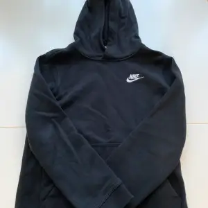 Haft den i 1 månad. Har andvänt den 2 gånger. Nike hoodie Svart. 10-11 År. Storlek 147cm. Bra skick. 