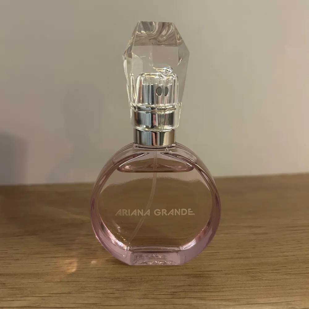 R.e.m ariana grande eau parfym 30ml💕 Den är bara använd nån gång och säljer den pga att det inte är min typ av doft, den saknar original förpackning och en kristall som parfymen stod i 🌟. Accessoarer.