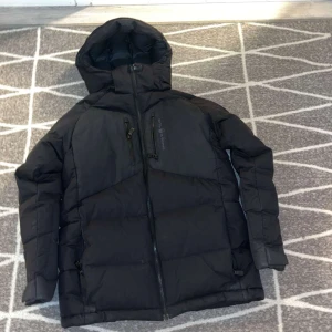 Sailracing jacka - Hej! Jag vill sälja min jacka som jag inte använder den är tillverkad av högkvalitativa material, vilket antyder att den är både varm och hållbar. Perfekt för de kalla vintermånad.  Pris kan även diskuteras!