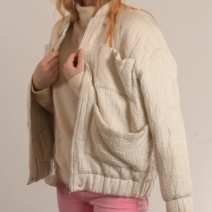 Pläderad Jacka - Storlek: XS Märke: Carin Wester Material: Polyester Modellens längd: 171 cm