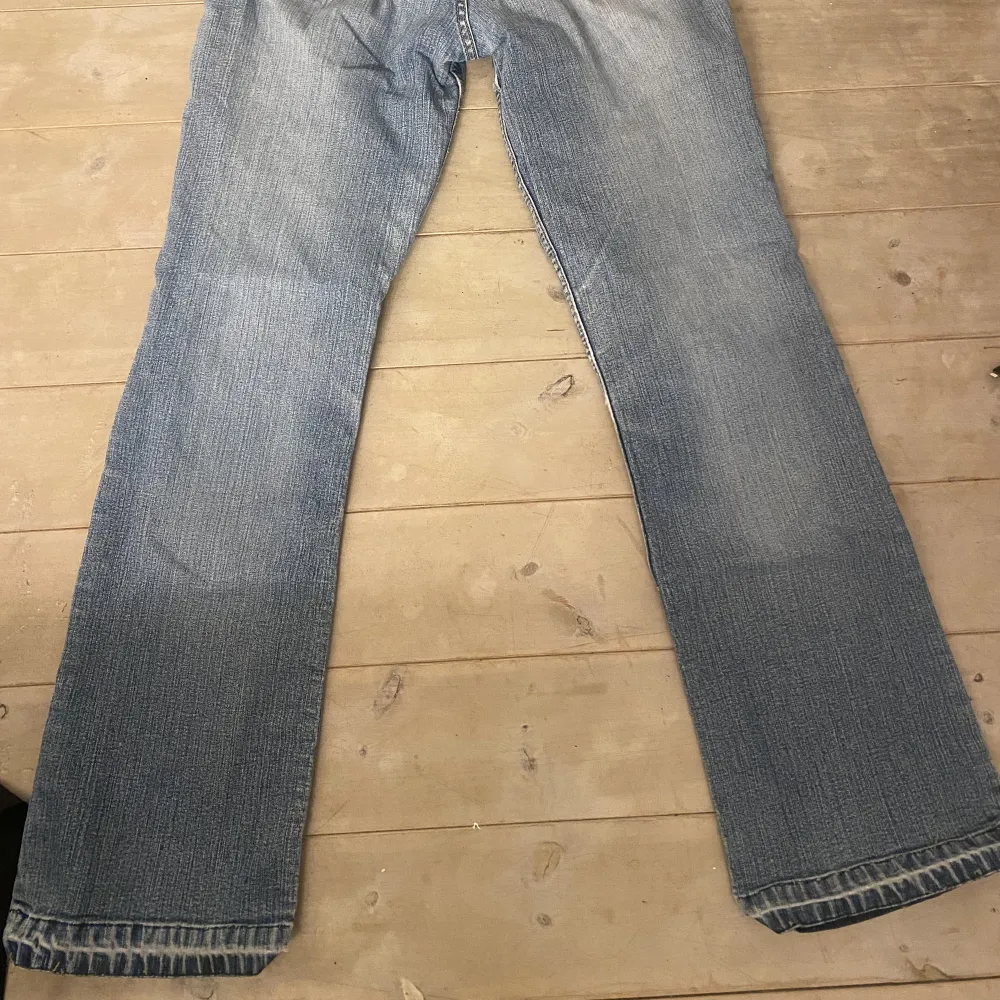 Fina blåa jeans som inte kommer till användning!. Jeans & Byxor.