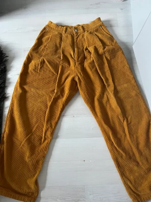 Gula Manchester Byxor - Gula overzized Baggy Manchester byxor från Carlings.