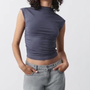 Neck top från gina tricot  - Säljer denna neck topp som jag fick i present från gina. Helt oanvänd. Kontakta mig vid frågor. 💗