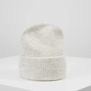 Grå Mössa - Märket Samsøe Samsøe, endast använd en vinter, har inga defekter💓 Kan skicka egna bilder privat!🩷 fri frakt kan ordnas!