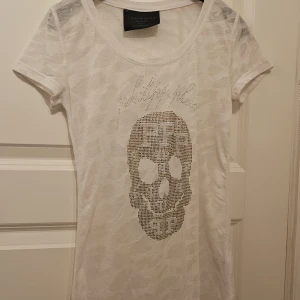 Philipp plein tröja - Vit philipp plein tröja, storlek M men passar S. Lite genomskinlig 