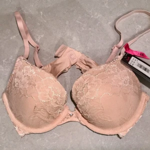 Bh - Nypris är 42$, den är helt oanvänd och den ät 34B och är plunge push-up. Bygeln är rätt så mjuk men dem sitter fortfarande på plats. Om du vill så kan du puttra eller fråga om flera bilder ^^(Btw den är ish beige rosa mer än beige)