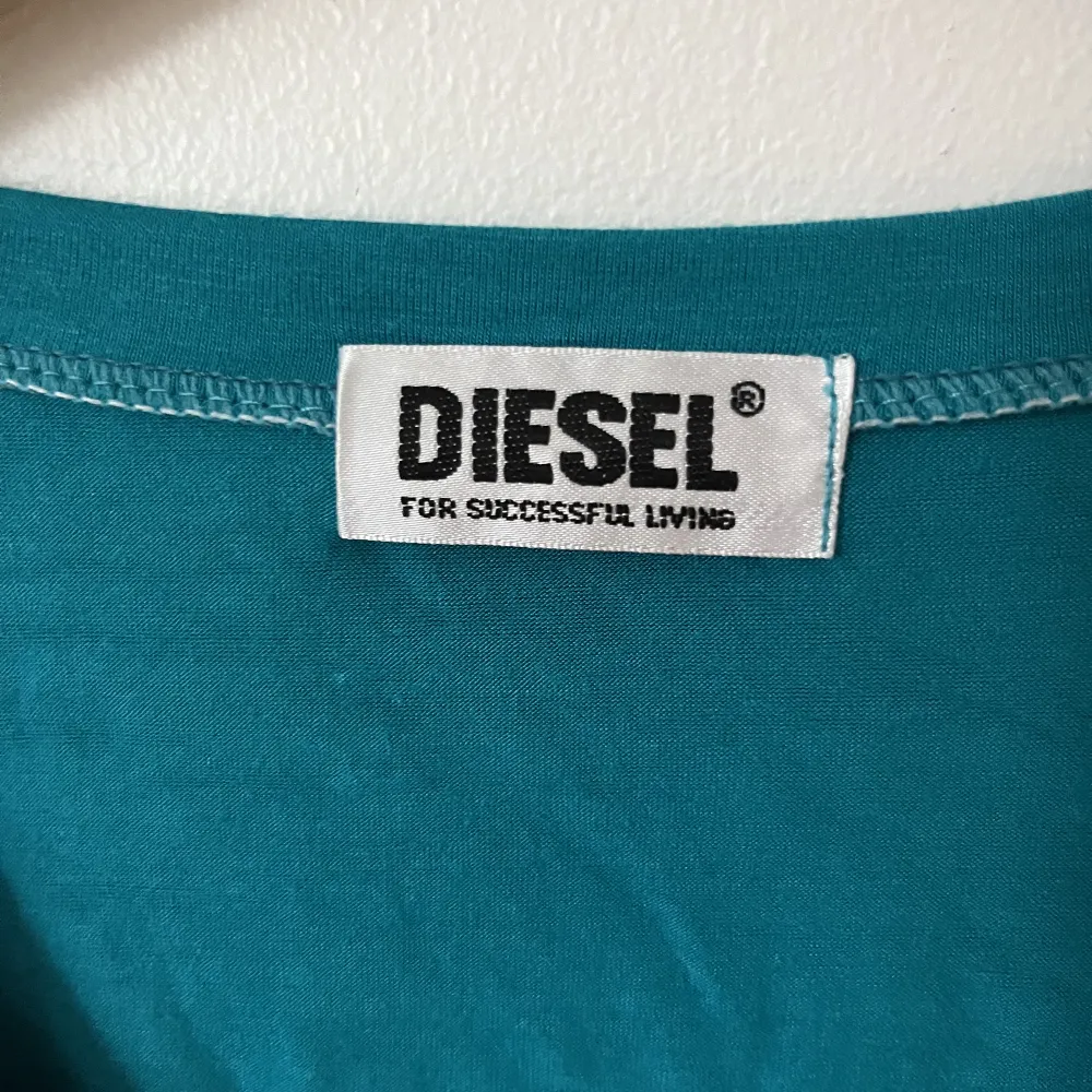 Cool blå T-shirt med Diesel tryck. Storlek S. Hör gärna av dig för fler bilder/eventuella frågor!😃. T-shirts.
