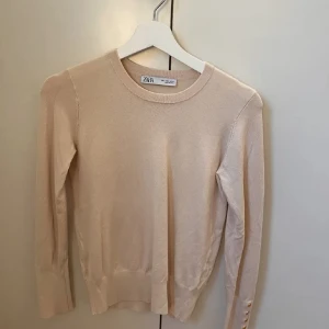 Stickad tröja zara🙌🏽🙌🏽 - Jag säljer dena ljus beige stickade tröjan med guld knappar från zara då den inte kommer till användning längre. Jag har storlek S i den och den är normal i storleken! Ny pris ungefär 299kr säljer för 99kr