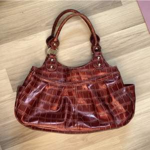 Jätte fin röd väska från Sagharbor, köpt på Plick men inte kommit till jätte mycket användning. ❤️