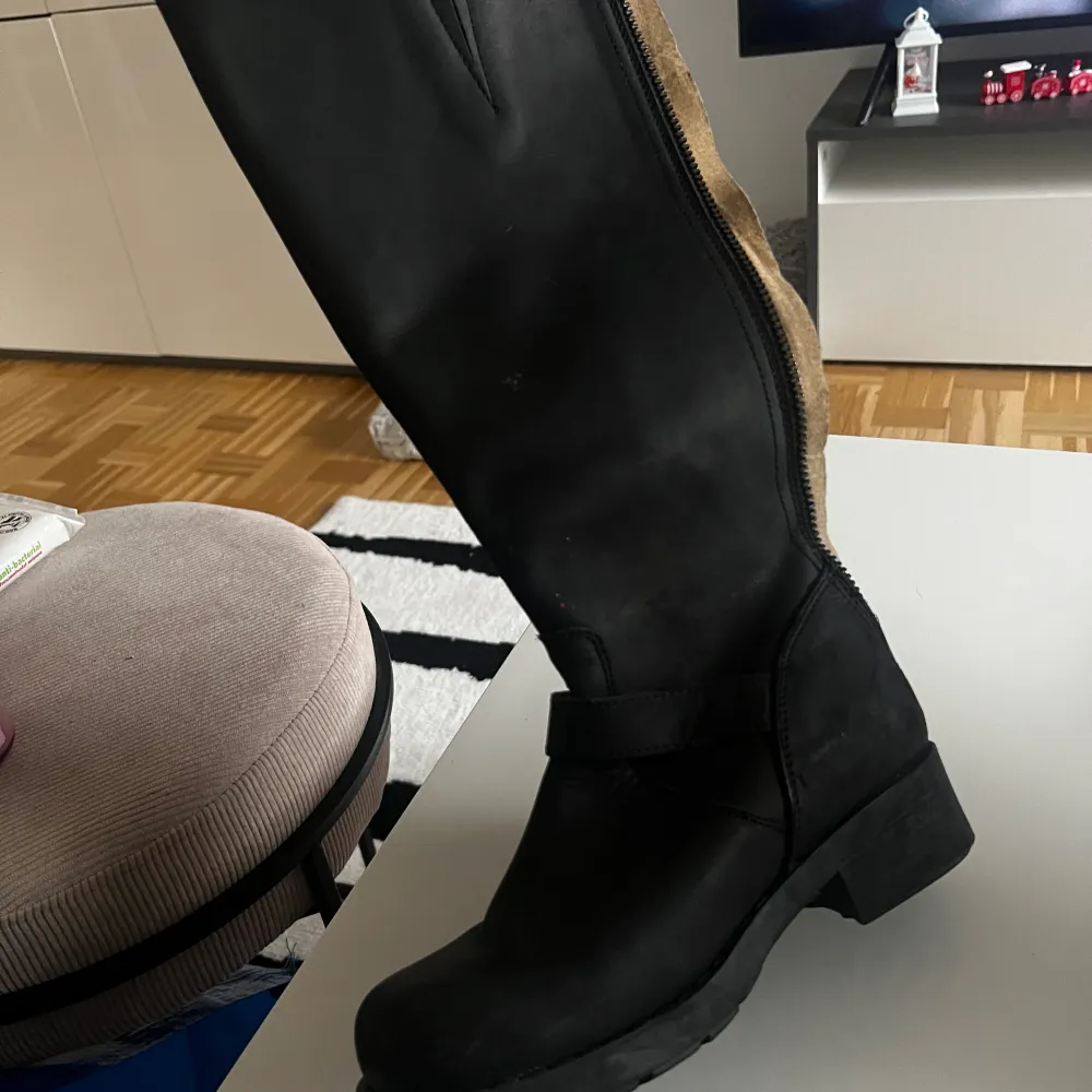 Ett par snygga svarta boots ifrån Urban Project och är i storlek 36. Modellen heter Harley❤️  Skorna är endast testade och är i mycket bra skick!  Skorna är bekväma och bra i storlek❤️ Nypris: 2000kr. Skor.