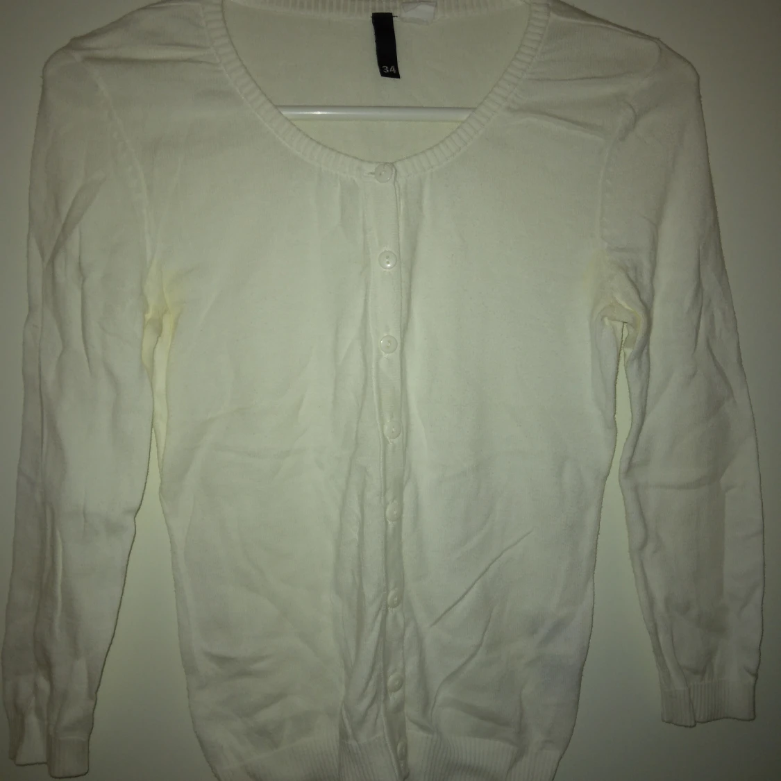 Gräddvit tunnare kofta. Strlk: XS. Bomull