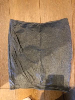 Kjol - Tjat kjol med en omlott detalj Köparen står för frakten