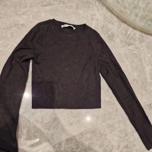 Två tröjor från zara - Säljer två fina tröjor från zara då de inte passar mig längre