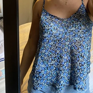 Blommigt linne  - Sött blommigt linne 