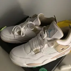 Nike Jordan 4 retro sand 2017 Skorna är i bra skick och ändats använda i några veckor!😁