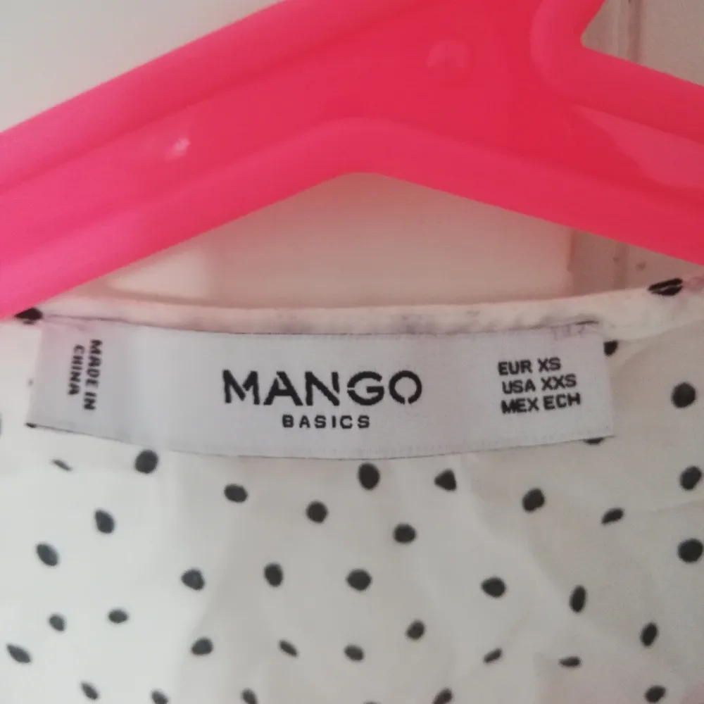 Säljer en jättefin vit blus från Mango. Har använd den ett par gånger men den har inga skador. Säljer pågrund av att jag inte längre använder den. Passar perfekt för sommaren då den är tunn och genomskinlig. Storlek Xs men passar även S . . Blusar.