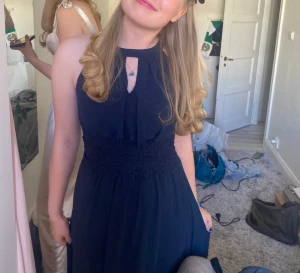 Balklänning blå - Superfin balklänning som endast är använd en gång på en bal. Inga defekter, superfint skick. Jag är 170 och till mig går den precis ner till marken. Pris kan diskuteras vid snabb affär. 