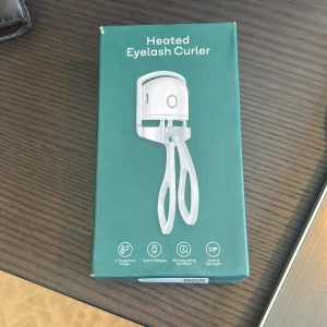 Heated eyelash curler  - Ögonfransböjare som går att värma upp. Gör fransarna extra böjda och de håller hela dagen😍😍 Jag råkade beställa 2st och säljer därför 1. Det ingår en laddare som man kan ladda upp den med🌸