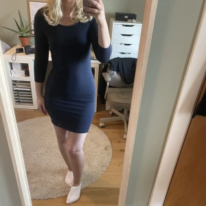 Mörkblå klänning - Mörkblå klänning från indiska. Aldrig använd och lappen är kvar. Storlek M men passar S och XS