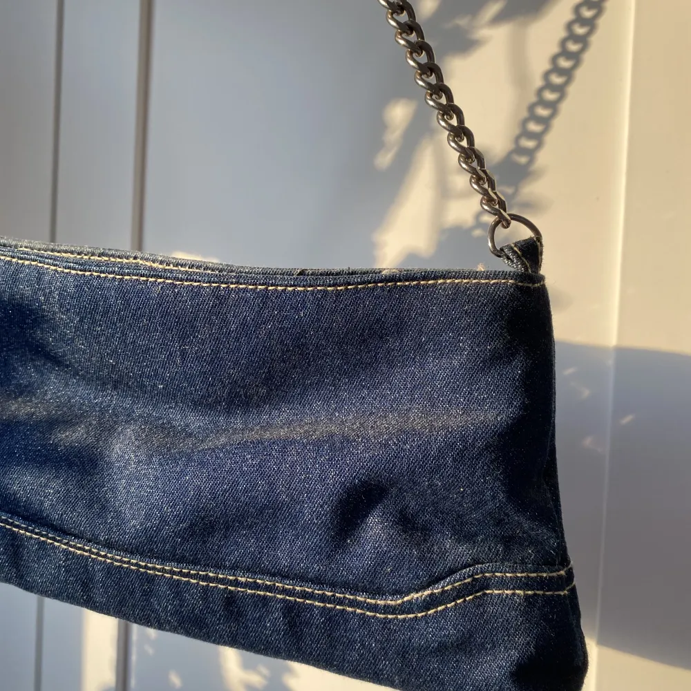 En söt jeans väska! Frakt: 45kr. Väskor.