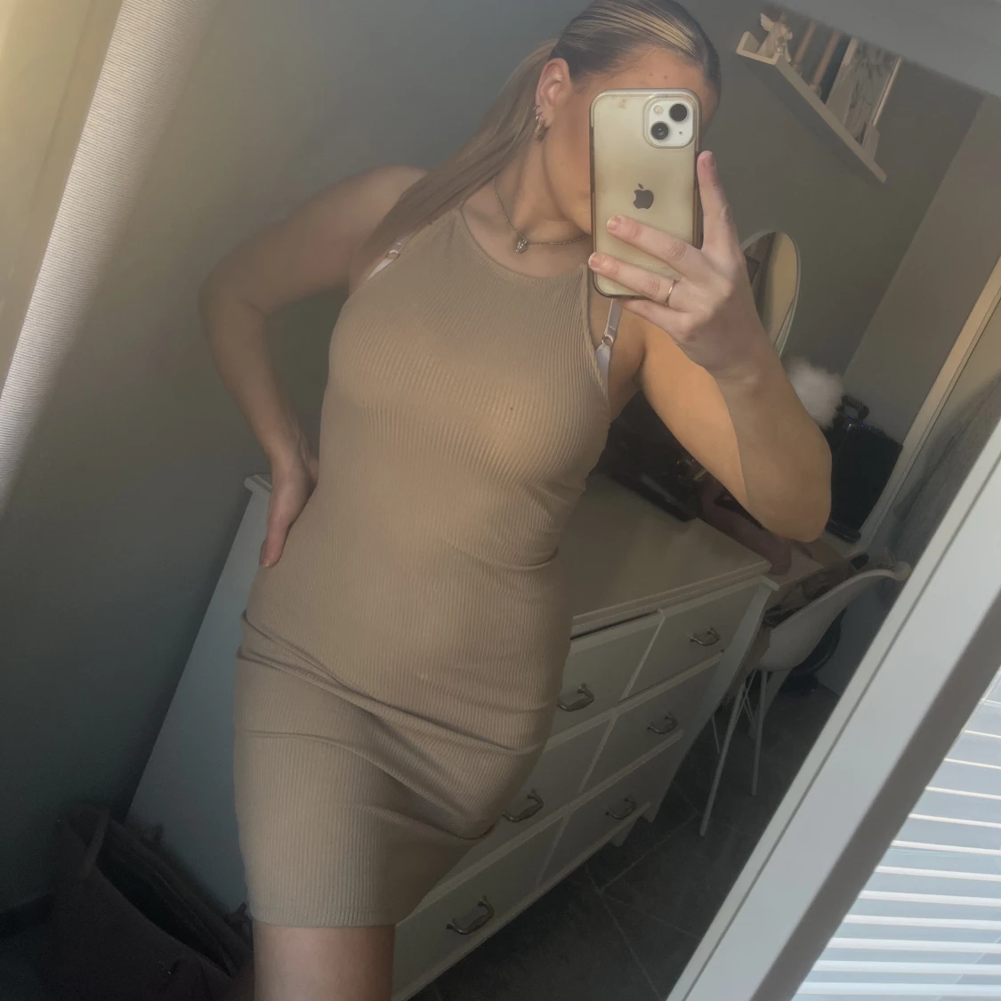 Klänning med öppen rygg