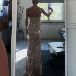 Klänning/balklänning  - Jättefin klänning, som aldrig är använde. Nypris är 700kr jag säljer för 300/350kr(köpare står för frakt) är i storlek xs/s