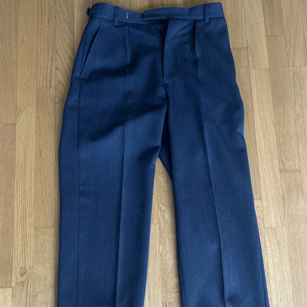 Vintage kostymbyxor från brittiska armen Size: 28-30  Lite skrapade under fickan på vänster ben(se andra bilden) . Jeans & Byxor.