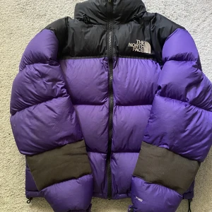 North face 1996 Nuptuse jacket  - - bra skick, finns någon fläck.  - lagat hål på ena arm därav de svarta patches. - storlek M - fitpic går att lösa vid intresse!  