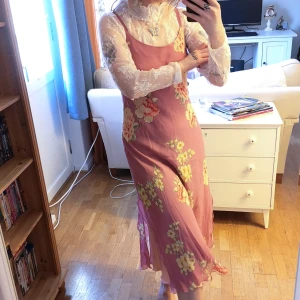 flowy tunn blommig klänning - Vacker vintage sommar-klänning, har slits i sidorna där undertyget tittar fram. Står ingen storlek men passar XS-S. Måtten - längd från axeln ca 113cm, runt bysten 80cm, runt midjan 88cm. Så fin men tyvärr inte min färg. 